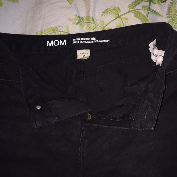 Black mom jeans size 7 ripped on leg - Picture 2 of 4